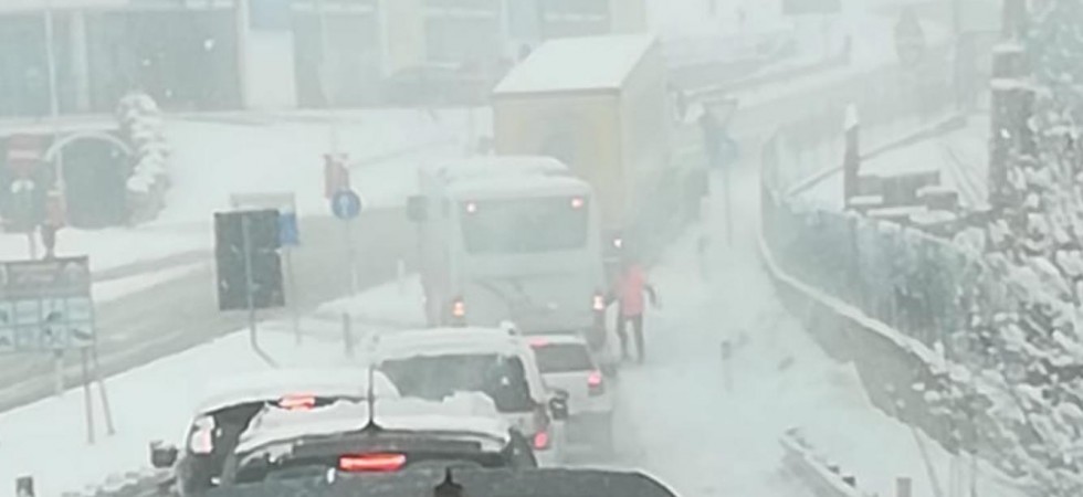 Mezzi pesanti bloccati dalla neve, liberata la Fricca ma disagi in tutto il Trentino